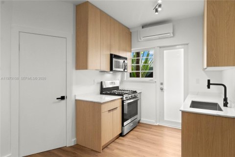 Condominio en venta en Miami Beach, Florida, 2 dormitorios, 67.82 m2 № 2031030 - foto 12