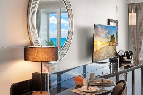 Condo in Miami Beach, Florida  № 2037533 - photo 18