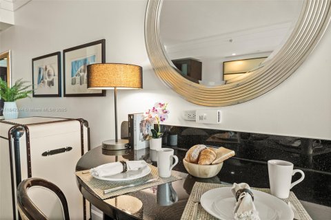 Condo in Miami Beach, Florida  № 2037533 - photo 16