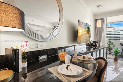 Condo in Miami Beach, Florida  № 2037533 - photo 15