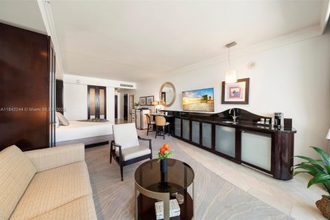 Condo in Miami Beach, Florida  № 2037533 - photo 2