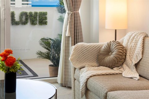 Condo in Miami Beach, Florida  № 2037533 - photo 10