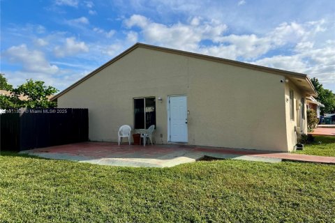 Villa ou maison à vendre à Miami Gardens, Floride: 4 chambres, 120.96 m2 № 1969201 - photo 2