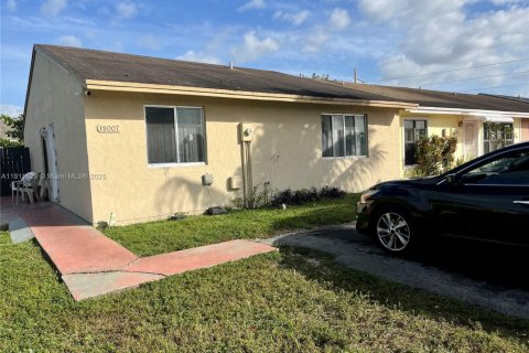 Villa ou maison à vendre à Miami Gardens, Floride: 4 chambres, 120.96 m2 № 1969201 - photo 1