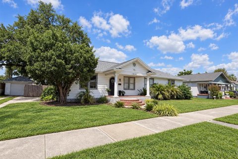 House in Tampa, Florida 4 bedrooms, 173.26 sq.m. № 2360601