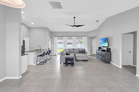 House in Cape Coral, Florida 4 bedrooms, 170.01 sq.m. № 1449564 - photo 5