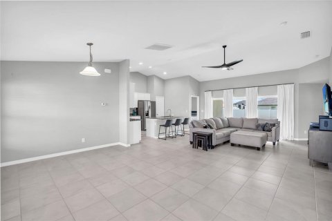 House in Cape Coral, Florida 4 bedrooms, 170.01 sq.m. № 1449564 - photo 7