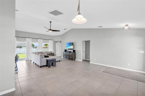 House in Cape Coral, Florida 4 bedrooms, 170.01 sq.m. № 1449564 - photo 8