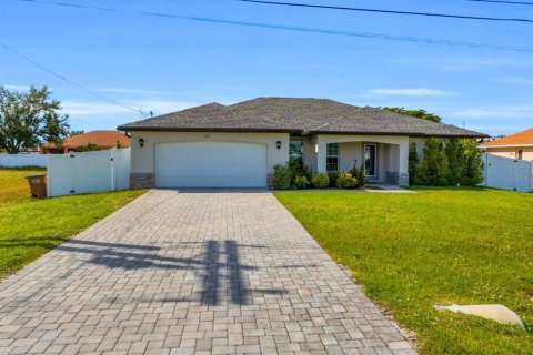 House in Cape Coral, Florida 4 bedrooms, 170.01 sq.m. № 1449564 - photo 1