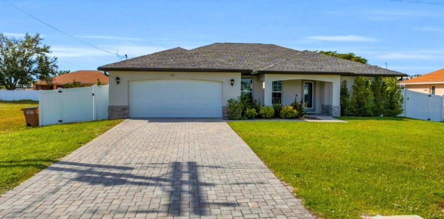 House in Cape Coral, Florida 4 bedrooms, 170.01 sq.m. № 1449564