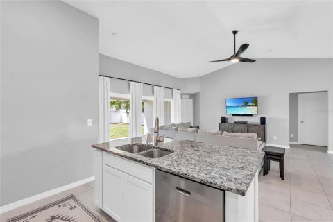 House in Cape Coral, Florida 4 bedrooms, 170.01 sq.m. № 1449564 - photo 12