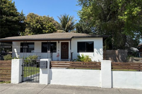 Дом в Майами, Флорида 3 спальни, 122.63м2 № 2050741