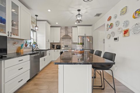 House in St. Lucie, Florida 4 bedrooms, 199.37 sq.m. № 2084163 - photo 3