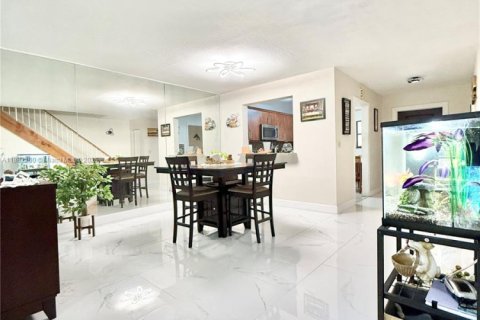 Touwnhouse à vendre à Doral, Floride: 3 chambres, 173.73 m2 № 1944996 - photo 5