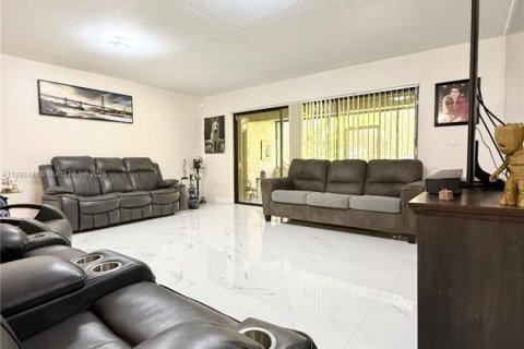 Touwnhouse à vendre à Doral, Floride: 3 chambres, 173.73 m2 № 1944996 - photo 2