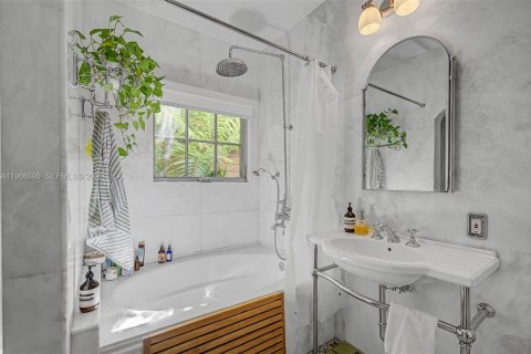 House in Miami, Florida 3 bedrooms, 174.38 sq.m. № 2031795 - photo 14