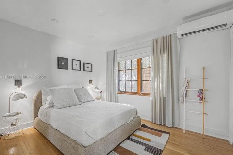 House in Miami, Florida 3 bedrooms, 174.38 sq.m. № 2031795 - photo 16