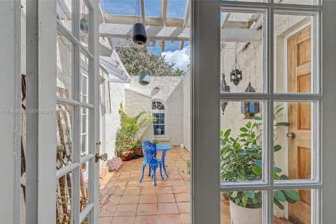 House in Miami, Florida 3 bedrooms, 174.38 sq.m. № 2031795 - photo 24