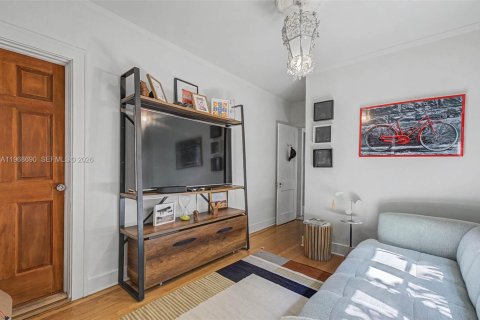 House in Miami, Florida 3 bedrooms, 174.38 sq.m. № 2031795 - photo 13