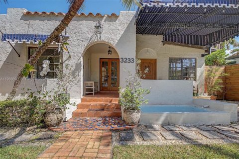 House in Miami, Florida 3 bedrooms, 174.38 sq.m. № 2031795 - photo 2