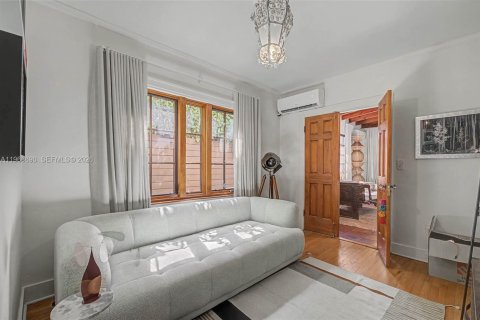 House in Miami, Florida 3 bedrooms, 174.38 sq.m. № 2031795 - photo 12