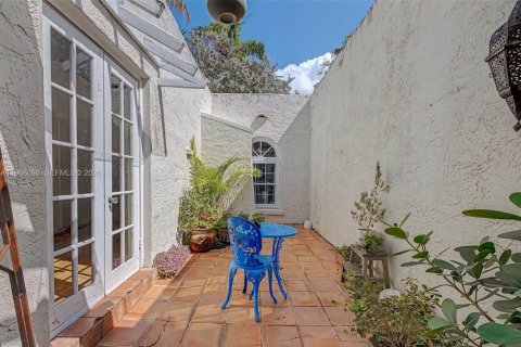 House in Miami, Florida 3 bedrooms, 174.38 sq.m. № 2031795 - photo 25