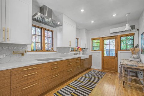 House in Miami, Florida 3 bedrooms, 174.38 sq.m. № 2031795 - photo 7