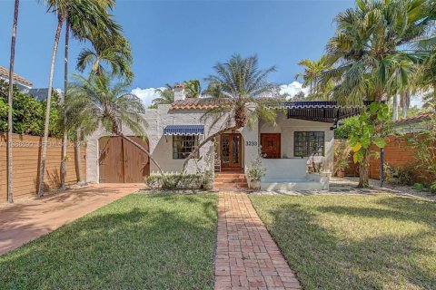 House in Miami, Florida 3 bedrooms, 174.38 sq.m. № 2031795