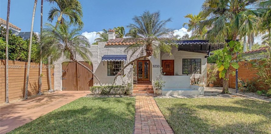 House in Miami, Florida 3 bedrooms, 174.38 sq.m. № 2031795