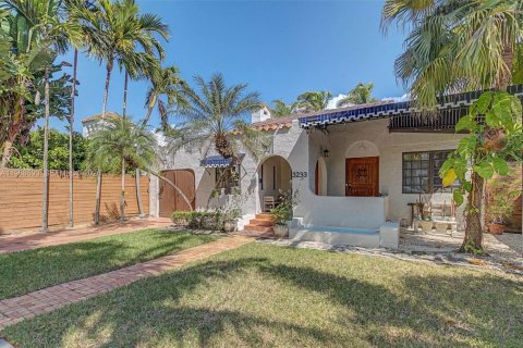 House in Miami, Florida 3 bedrooms, 174.38 sq.m. № 2031795 - photo 3