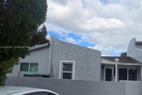 Townhouse in Miami Gardens, Florida 3 bedrooms, 125.05 sq.m. № 2053534