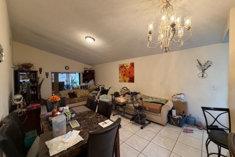 House in West Palm Beach, Florida 3 bedrooms, 120.03 sq.m. № 2402490 - photo 13
