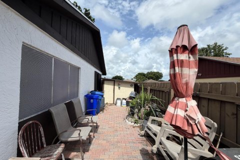 House in West Palm Beach, Florida 3 bedrooms, 120.03 sq.m. № 2402490 - photo 4