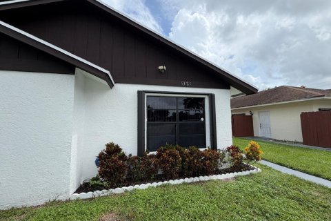 House in West Palm Beach, Florida 3 bedrooms, 120.03 sq.m. № 2402490 - photo 2