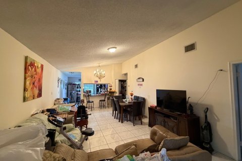 House in West Palm Beach, Florida 3 bedrooms, 120.03 sq.m. № 2402490 - photo 11