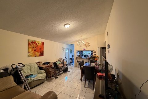 House in West Palm Beach, Florida 3 bedrooms, 120.03 sq.m. № 2402490 - photo 12