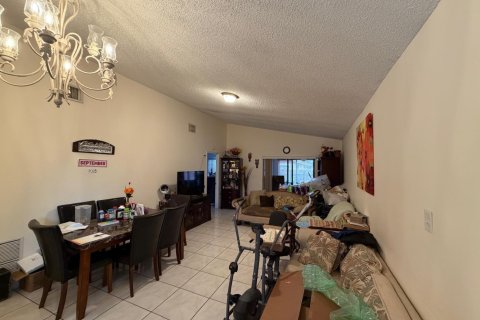 House in West Palm Beach, Florida 3 bedrooms, 120.03 sq.m. № 2402490 - photo 14