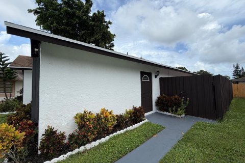 House in West Palm Beach, Florida 3 bedrooms, 120.03 sq.m. № 2402490 - photo 3