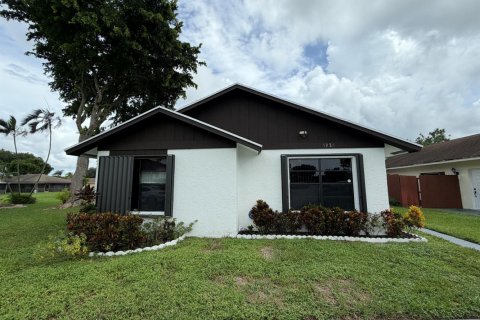 House in West Palm Beach, Florida 3 bedrooms, 120.03 sq.m. № 2402490