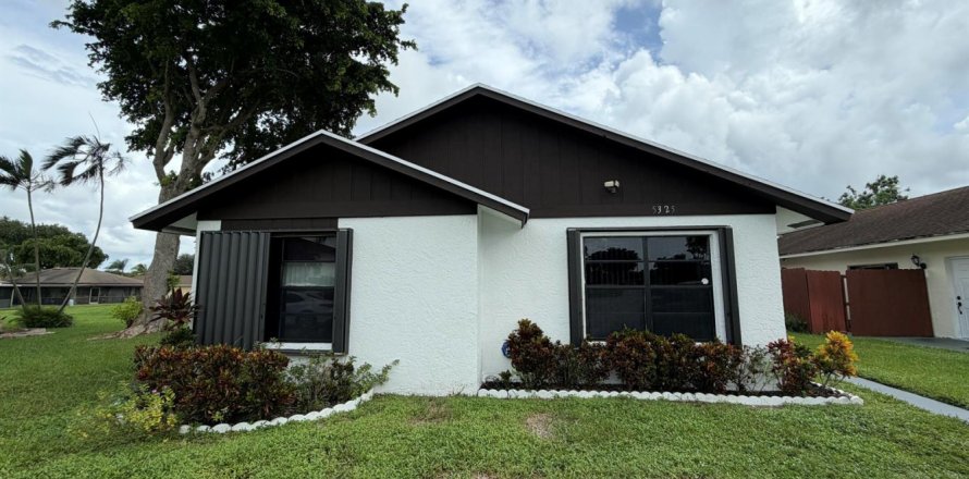 House in West Palm Beach, Florida 3 bedrooms, 120.03 sq.m. № 2402490