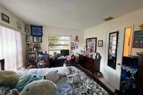 House in West Palm Beach, Florida 3 bedrooms, 120.03 sq.m. № 2402490 - photo 18