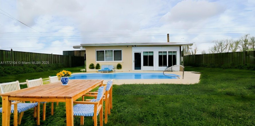 House in Hollywood, Florida 3 bedrooms, 140 sq.m. № 1867873
