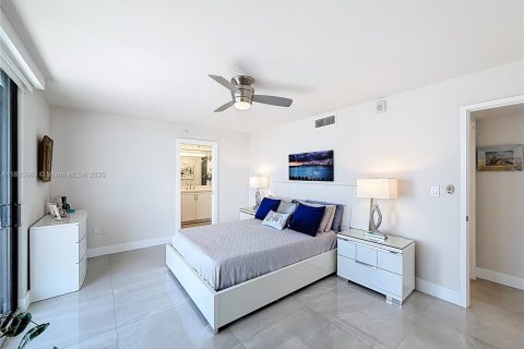Condo in Miami Beach, Florida, 2 bedrooms  № 1937259 - photo 13