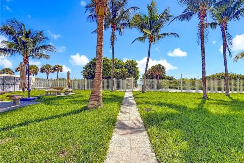 Condo in Miami Beach, Florida, 2 bedrooms  № 1937259 - photo 22