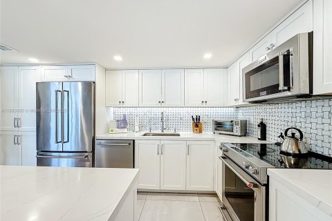 Condo in Miami Beach, Florida, 2 bedrooms  № 1937259 - photo 9