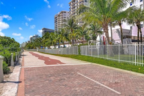 Condo in Miami Beach, Florida, 2 bedrooms  № 1937259 - photo 25