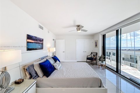 Condo in Miami Beach, Florida, 2 bedrooms  № 1937259 - photo 14