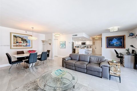 Condo in Miami Beach, Florida, 2 bedrooms  № 1937259 - photo 10