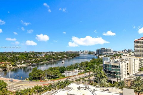 Condo in Miami Beach, Florida, 2 bedrooms  № 1937259 - photo 6