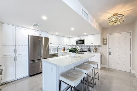 Condo in Miami Beach, Florida, 2 bedrooms  № 1937259 - photo 7